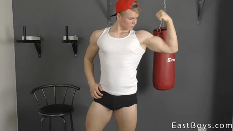 Il twink biondo platino Denniz Blomqvist mostra i muscoli durante il provino