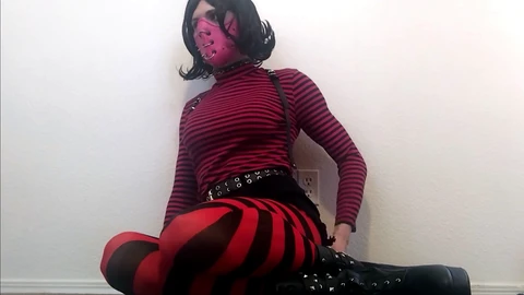 Una bellissima femboy in rosso si spoglia e stuzzica in diverse lingue