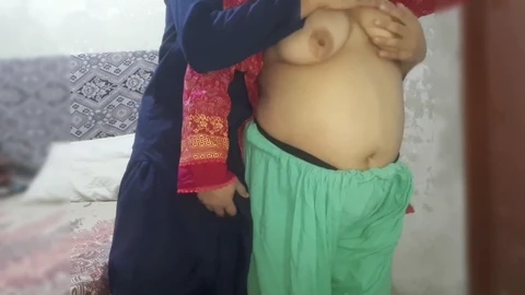 Un jeune homme musulman passionné baise une sexy mature Tante indienne musulmane Desi, vidéo épicée faite maison par RedQueenRQ