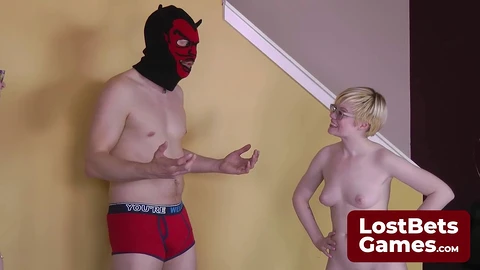 Perds au jeu du strip-tease et tu es à lui pour le prendre