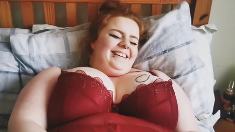 Belle grosse femme, un mec doigtant une chatte, orgasme avec giclée