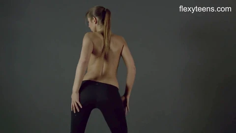 Zina démontre sa silhouette souple et nue - FlexyTeens