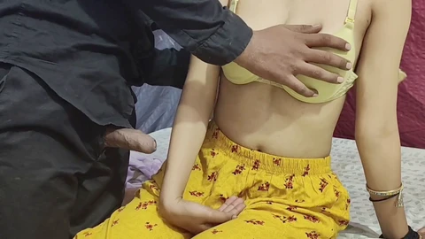 La petite amie indienne chaude profite d'un sexe hardcore avec le voisin dans une action porno desi