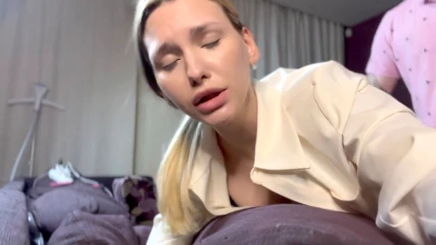 La belle miel cendré est trompée par другом de son mari.