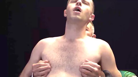 Le twink sauvage Maxx Monroe gémit pendant un plaisir anal ardent avec un gros dildo en verre.