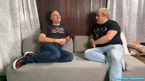 L'orso dominante Matt tocca playfully i piedi del suo amico sottomesso Ryder.
