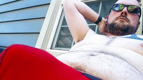 Regarde-moi provoquer avec ma bite et laisser le pré-sperme s'écouler tout en essayant de ne pas me faire attraper