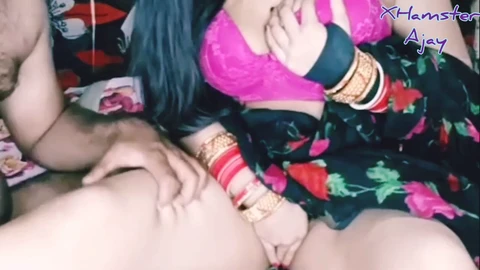 La bhabhi du village desi, une nouvelle mariée, adore lécher des chattes