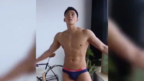 Jeune asiatique subit un entraînement intense aux poppers pour une action gay torride