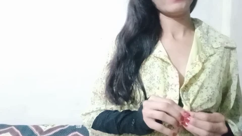 Studentessa Desi si masturba da sola nella sua stanza aspettando il sesso