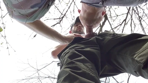 Un militaire reçoit du plaisir oral de son copain en pleine nature